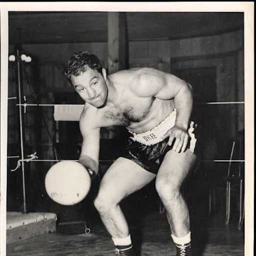Rocky Marciano in posa da pugile, guantoni alzati